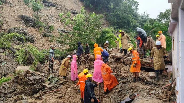 जिला कुल्लू में भारी बारिश के कारण हुए भूस्खलन के बाद बचाव कार्य में लगे एनडीआरएफ जवान व अन्य। जागरण