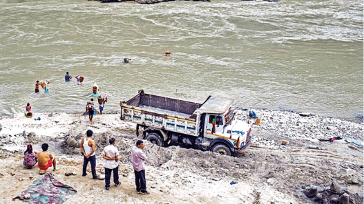https://www.jagranimages.com/images/newimg/04092025/04_09_2025-illegal_sand_mining_24035506.jpg