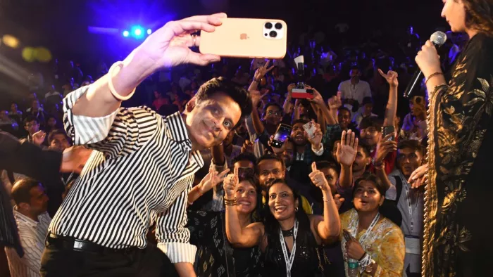 जागरण फिल्म फेस्टिवल में अपने प्रशंसकों के साथ सेल्फी लेते अभिनेता मनोज वाजपेयी। ध्रुव कुमार