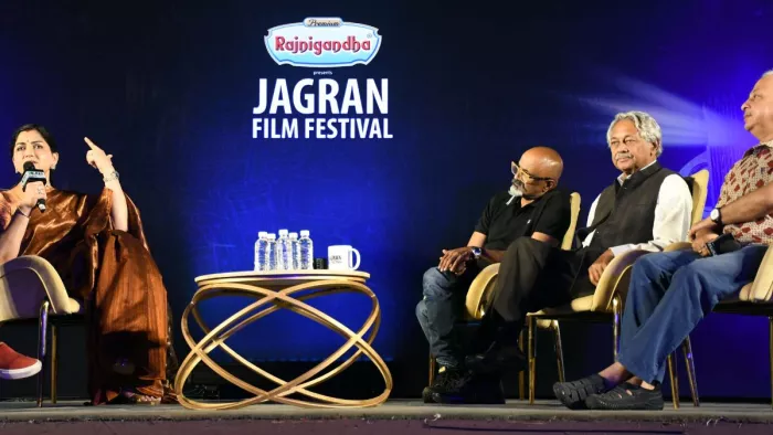 संवाद में अभिनेत्री खुशबू सुंदर, सिनेमाटोग्राफर रवि के चंद्रन, निर्देशक गिरीश कसरवल्ली और उत्पल बोधपुजारी। संजीव कुमार