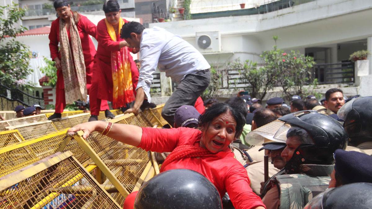 https://www.jagranimages.com/images/newimg/04092025/04_09_2025-protest_24035453.jpg