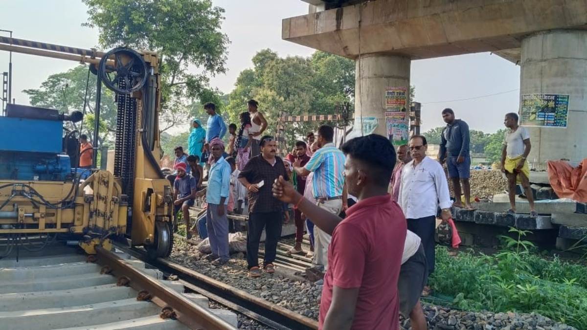 https://www.jagranimages.com/images/newimg/04092025/04_09_2025-raxaul_train_24035284.jpg