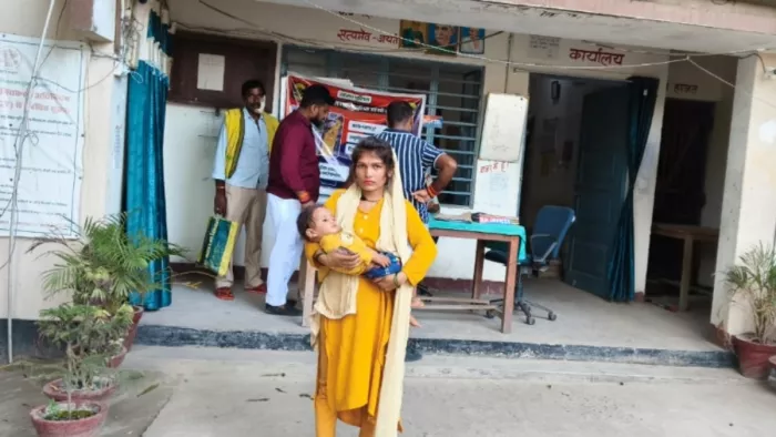 ट्रेन में हुआ प्यार शादी में बदला, अब छोड़ गया पति तो बच्चे संग पहुंची थाने