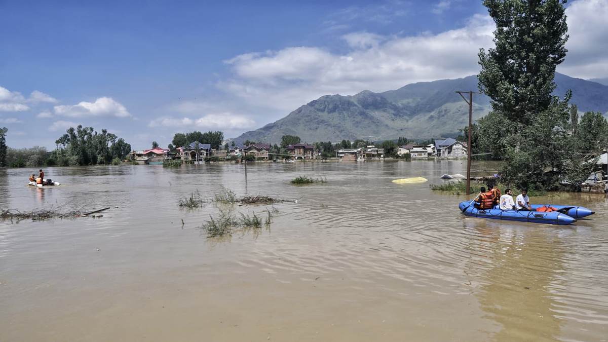 https://www.jagranimages.com/images/newimg/04092025/04_09_2025-srinagar_flood_11_24035387.jpg