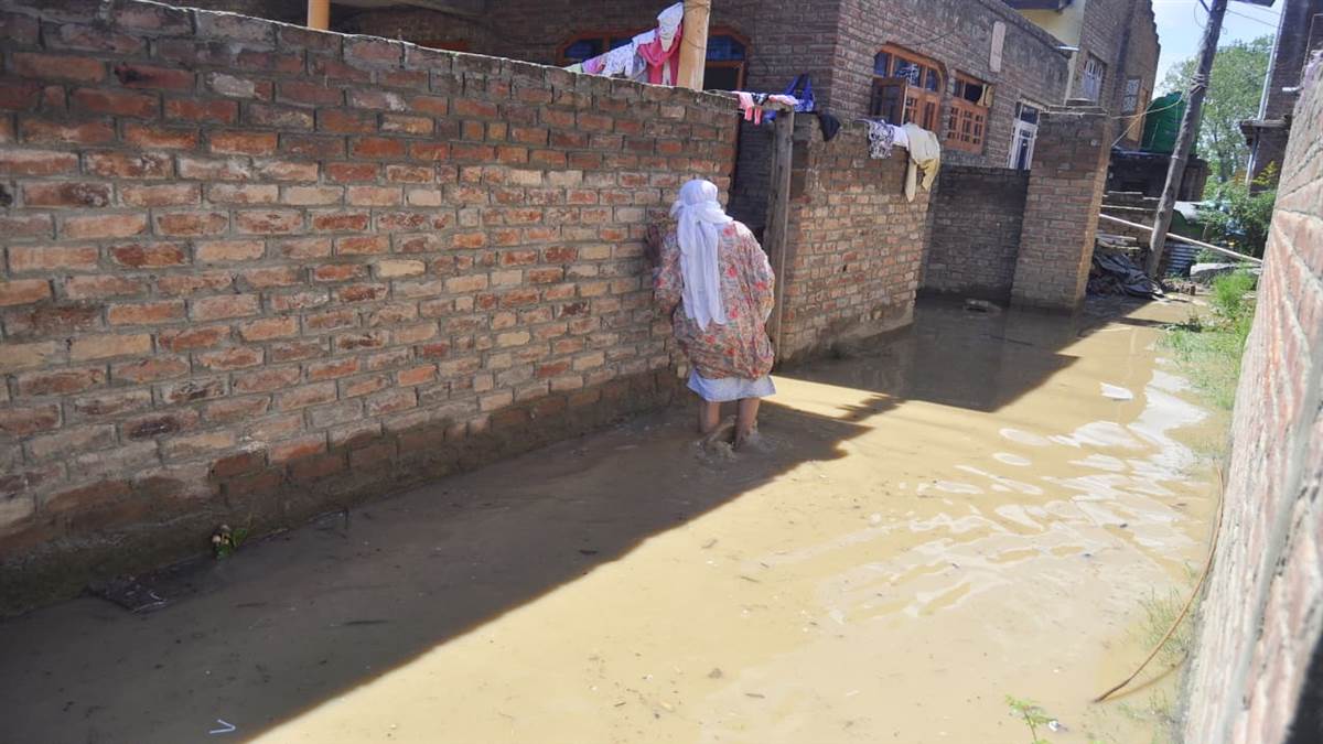 https://www.jagranimages.com/images/newimg/04092025/04_09_2025-srinagar_flood_1_24035416.jpg