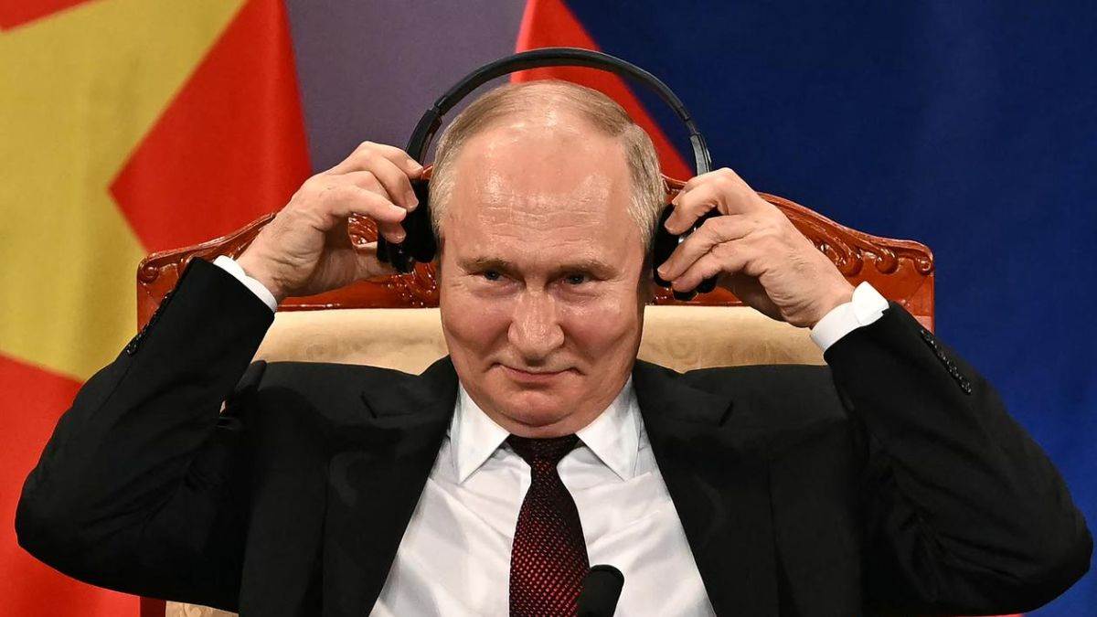 https://www.jagranimages.com/images/newimg/04092025/04_09_2025-vladimir_putin_earphone_24035938.jpg