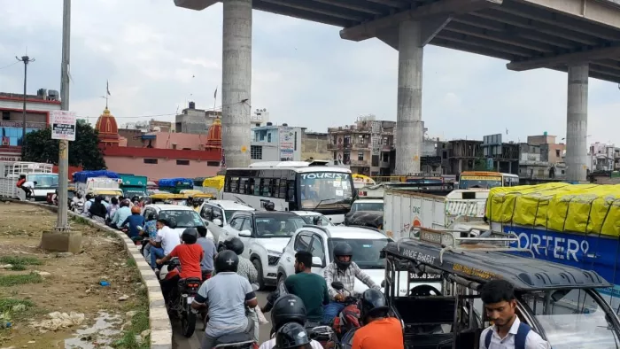 ट्रैफिक डायवर्जन से लगा लंबा जाम और उमस भरा मौसम राहगीरों की परेशानी का सबब बन गया।