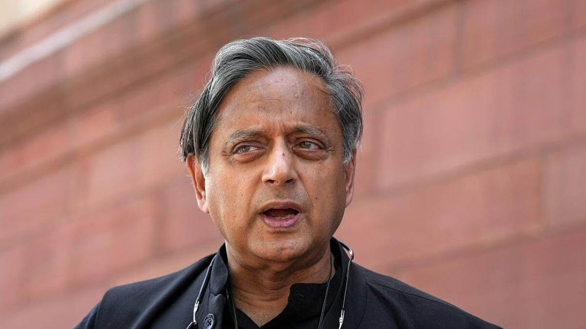 https://www.jagranimages.com/images/newimg/04092025/04_09_2025-yogesh_alekari_bike_shashi_tharoor_24035740.jpg