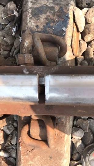 चटकी पटरी देख दिखाई लाल झंडी, टला हादसा - Uttar Pradesh Shahjahanpur Local  News