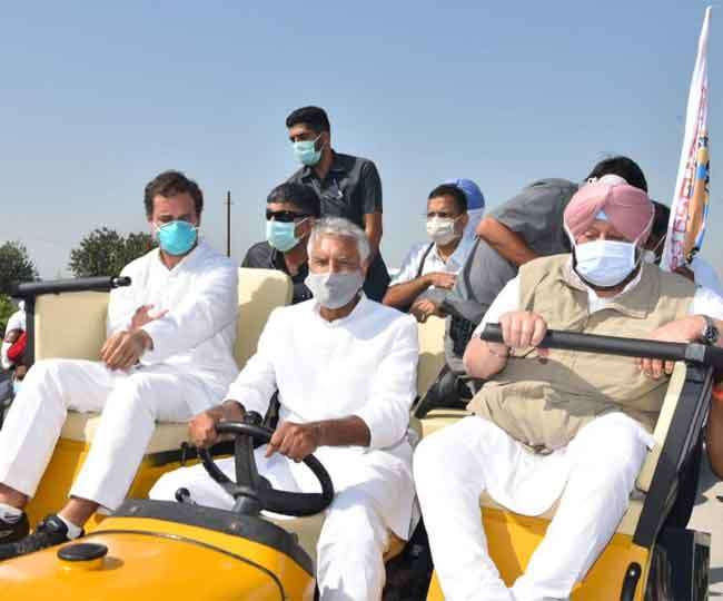 ट्रैक्टर यात्रा के दौरान ट्रैक्टर पर बैठे राहुल, जाखड़ व कैप्टन।