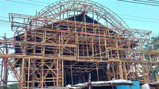 रांची के बकरी बाजार में बन रहा दुर्गा पूजा का पंडाल