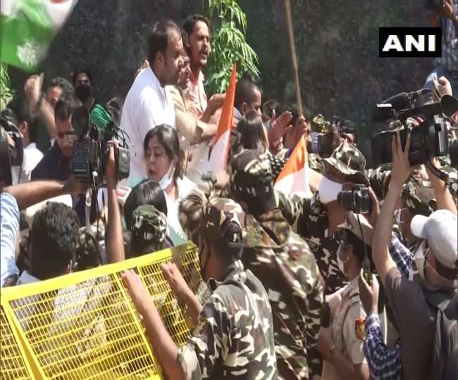 दिल्ली में यूपी भवन के बाहर महिला कांग्रेस का विरोध प्रदर्शन