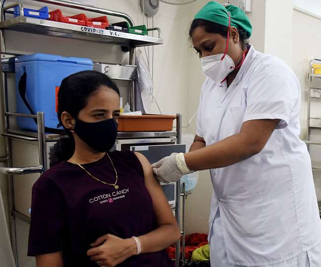 टीकाकरण की तेज गति और शारीरिक दूरी के नियमों का पालन।