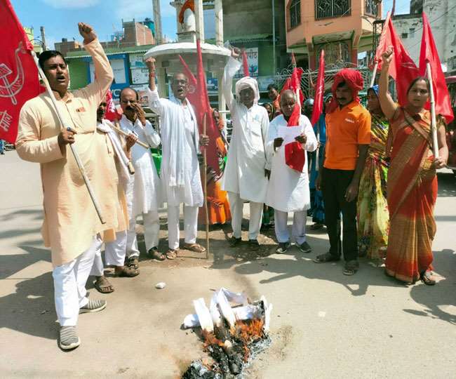 भभुआ में सीपीआइ-एमएल के नेता व कार्यकर्ता पुतला दहन कर नारे लगाते हुए। जागरण फोटो।