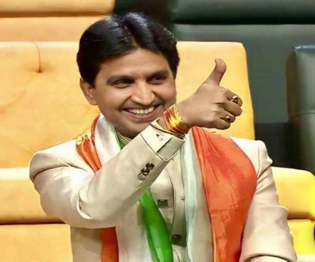 कवि कुमार विश्वास ने भी इस वीडियो को देखा उसके बाद उन्होंने चुटकीले अंदाज में इस पर कमेंट किया।