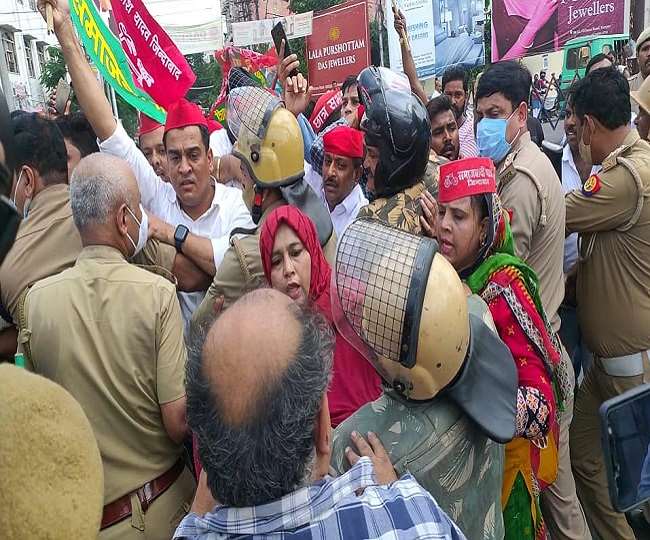 कानपुर में प्रदर्शन करते सपाइयों की फोटो।