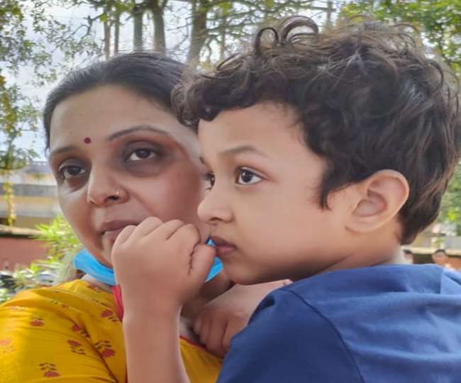 मनीष की पत्नी मीनाक्षी अपने बेटे के साथ। - फाइल फोटो