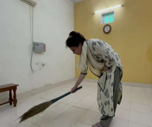 प्रियंका गांधी वाड्रा का कमरे में झाड़ू लगाते वीडियो वायरल हो रहा है।