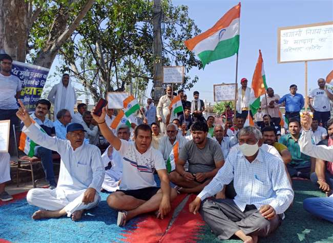 नांगलोई रोड पर धरना प्रदर्शन करते हुए गांव के लोग।