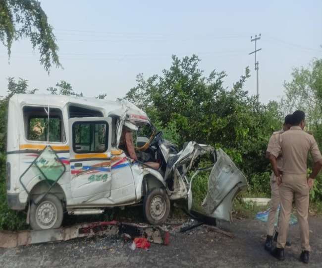 हरदोई-कन्नौज मार्ग पर जलालपुर आइटीआइ के निकट रोडवेज बस ने पिकअप में टक्कर मार दी।
