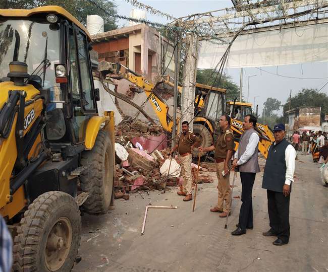 डिफेंस कालोनी के फूटपाथ पर अवैध रूप से बने मंदिर की प्रतीकात्मक तस्वीर।