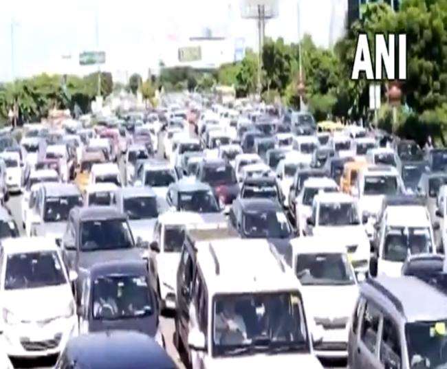किसान की मौत के बाद दिल्ली-एनसीआर में भी ट्रैफिक बुरी तरह से प्रभावित रहा।