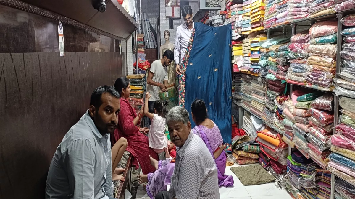 Bijnaur News: दो साल बाद दशहरे की धूम, बाजारों में रही चहल-पहल, दुकान में उमड़ी भीड़, दुकानदारों में खुशी की लहर