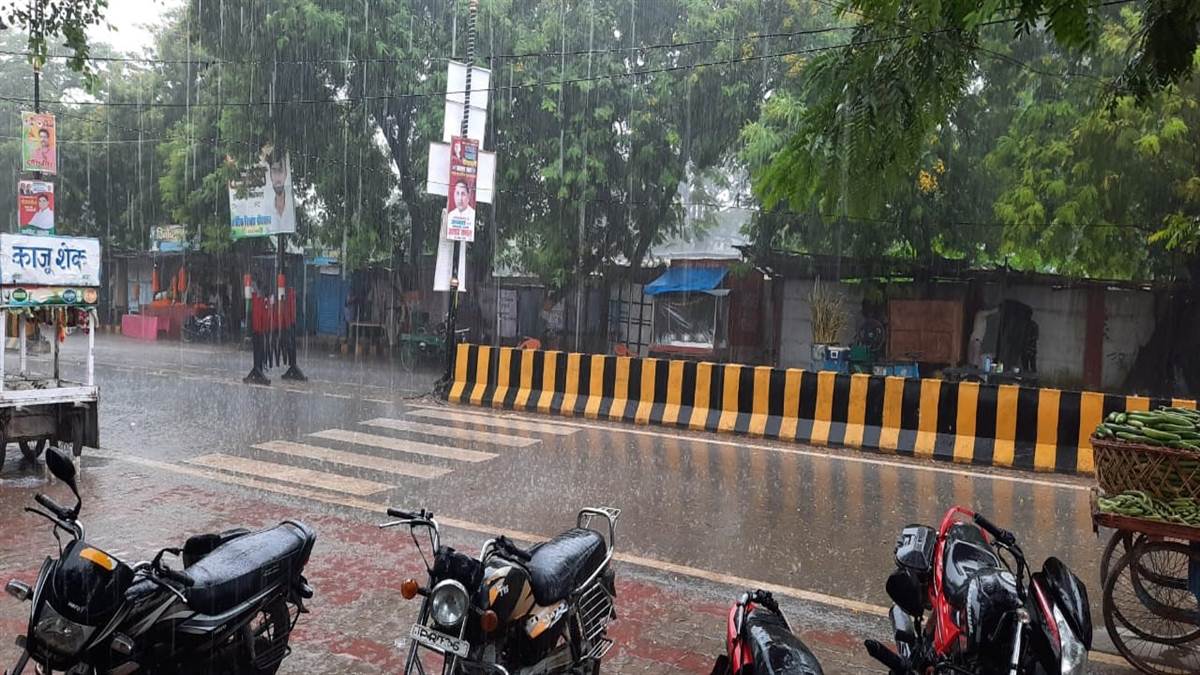 Mau News दुर्गा पूजा के उत्साह पर बारिश ने फेरा पानी, मौसम विभाग ने