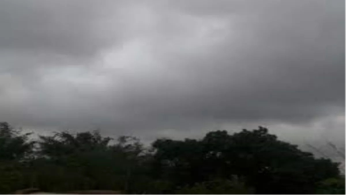 Varanasi Weather : बंगाल की खाड़ी में बने निम्न वायुदाब के क्षेत्र के प्रभाव से आए बदरा, अभी मौसम रहेगा सुहाना