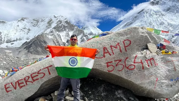 माउंट एवसेस्ट के बेस कैंप पर पहुंचने आगरा के डेंटल सर्जन
