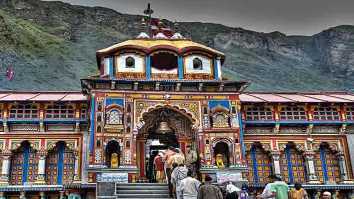 Uttarakhand News : दरारों को विशेष तरह के शीशे की छड़ों से पैक किया।