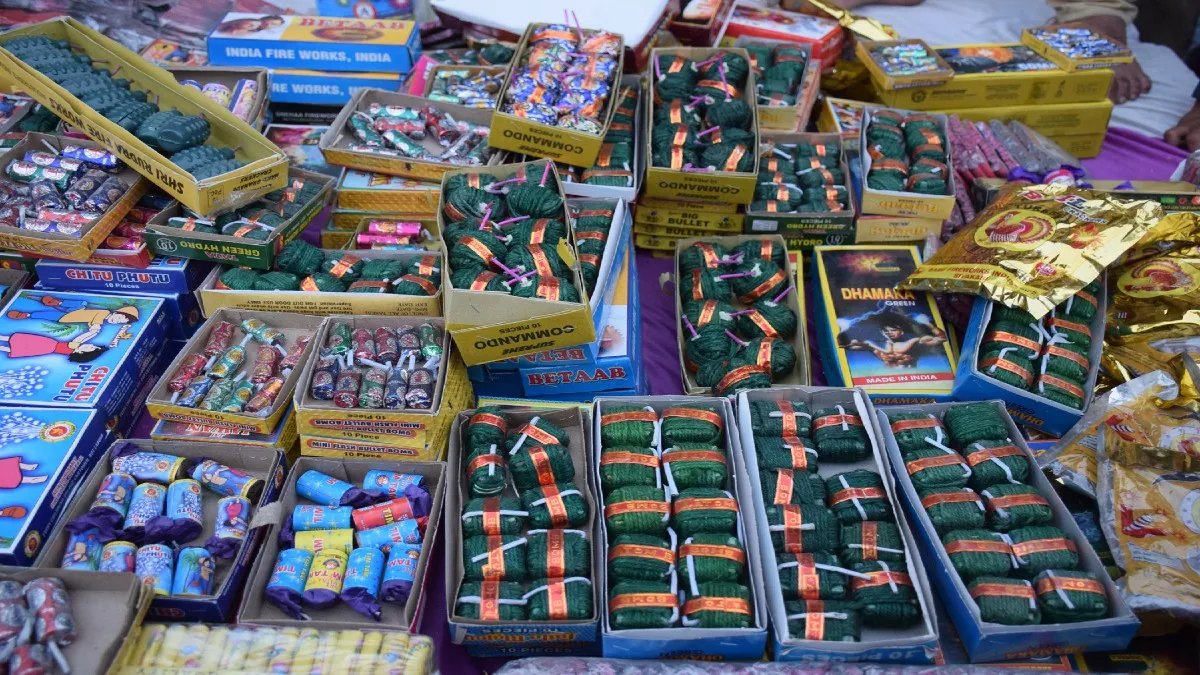 Bareilly News: बरेली के पटाखा कारोबारियों काे मिल सकती हैं राहत, आज दुकानों से हट सकती हैं सील