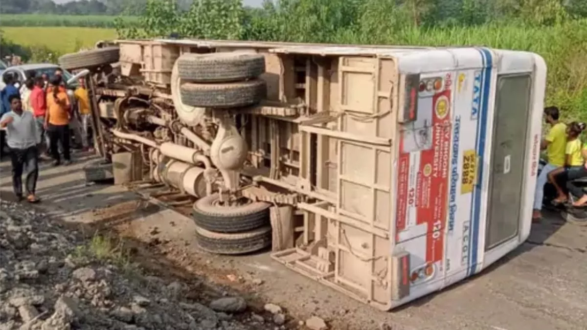 Bijnor News: बिजनौर में दूसरे वाहन को साइड देने की कोशिश में पलटी रोडवेज बस, आधा दर्जन यात्री घायल