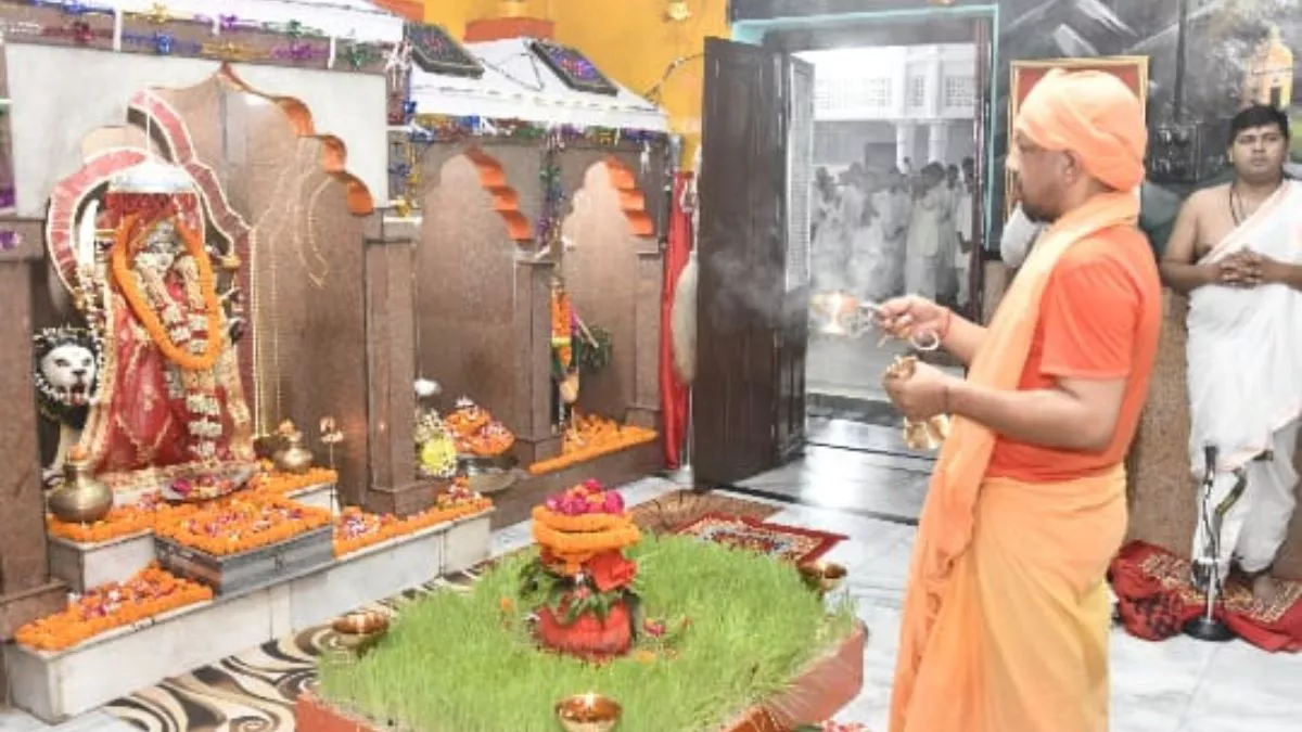 Dussehra 2022: सीएम योगी आदित्यनाथ ने लोक कल्याण के लिए की महागौरी व मां  सिद्धिदात्री की आराधना - cm yogi adityanath worshiped mother mahagauri and  mother siddhidatri in gorakhnath temple