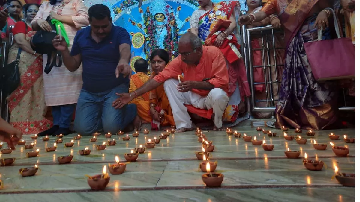 मेरठ में मां दुर्गा की भक्‍ति में सराबोर नजर आए श्रद्धालु, देखें तस्‍वीरें, आज गूंजेगा बंगाल का आर्केस्ट्रा