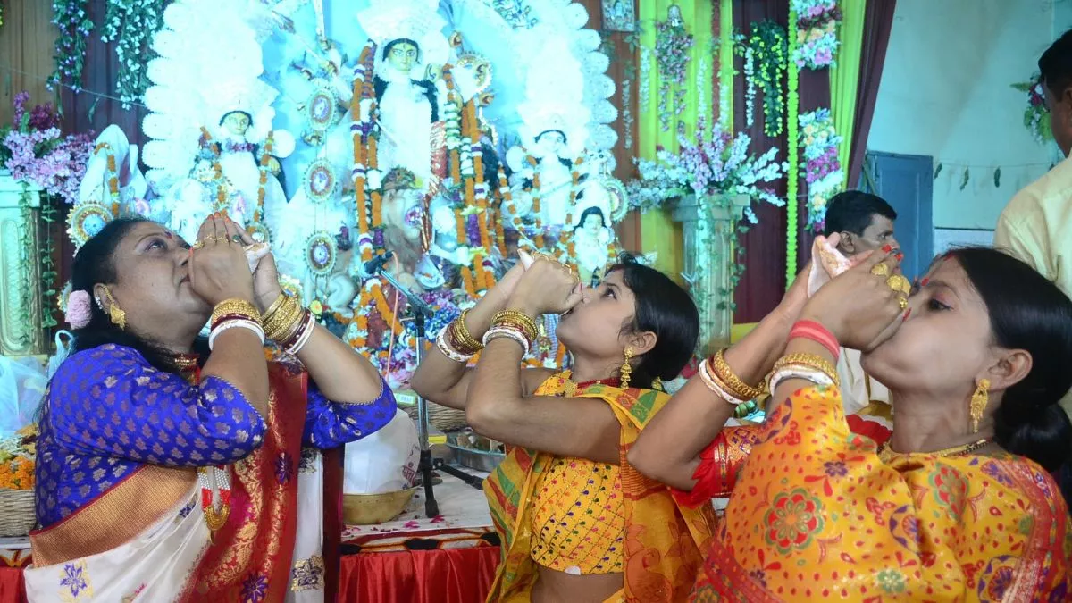 Durga Puja: द्रोणनगरी देहरादून में दुर्गा महोत्सव का उल्लास, भजनों पर झूमे भक्त, आरती कर सुख समृद्धि की कामना