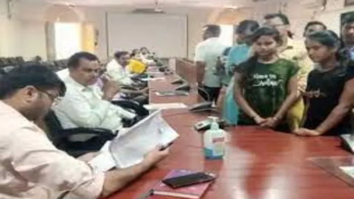 छात्राओं ने चाइल्डलाइन को दर्ज कराई थी शिकायत। सलाह दी गई थी कि वह अधिकारियों को समस्या से अवगत करवाएं।