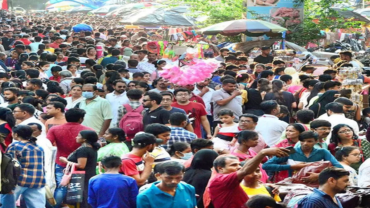 महानवमी पर बारिश के बीच कोलकाता के पूजा पंडालों में सुबह से ही उमड़ रही दर्शनार्थियों की भीड़
