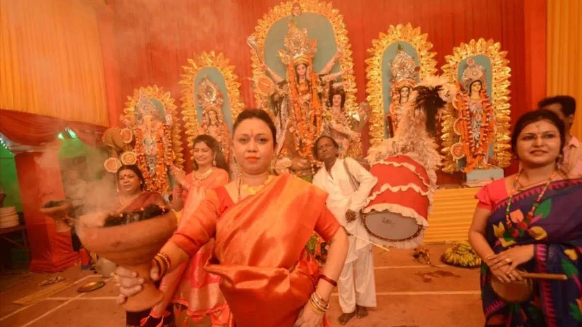 Durga Puja 2022: लखनऊ में सिंदूर खेला के साथ होगा माता की मूर्ति का विसर्जन, गोमती नदी तट पर बनाए गए कुंड