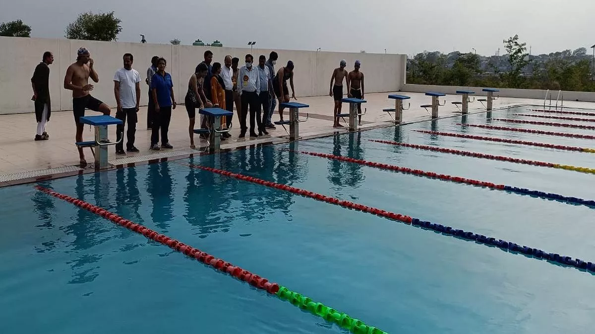 Haldwani News : अंतरराष्ट्रीय स्टेडियम हल्द्वानी में 150 खिलाड़ी सीख रहे हैं तैराकी का हुनर