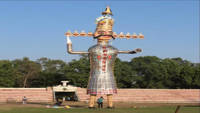 इस बार कटला रामलीला मैदान की बजाय महाबीर स्टेडियम में हो रहा है रावण दहन