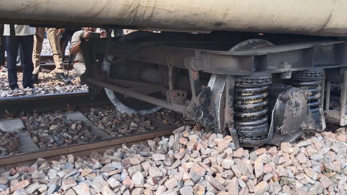 Train Derailed: बुलंदशहर में सांड को बचाने के लिए ड्राइवर ने लगाई इमरजेंसी ब्रेक, इसीलिए बेपटरी हुई जम्‍मू तवी