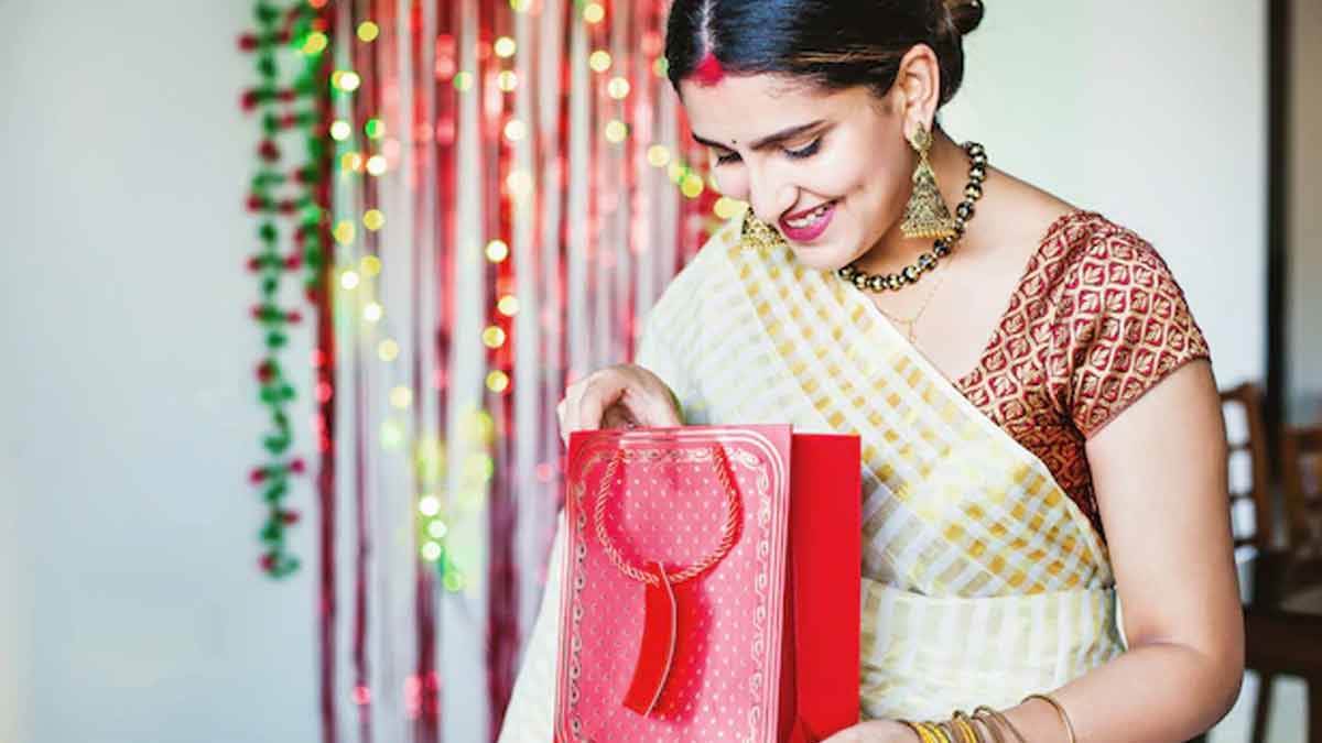 Karwa Chauth 2022 Gift Ideas For Wife: करवा चौथ को और भी खास बनाने के लिए अपनी पत्नी को दें ये गिफ्ट