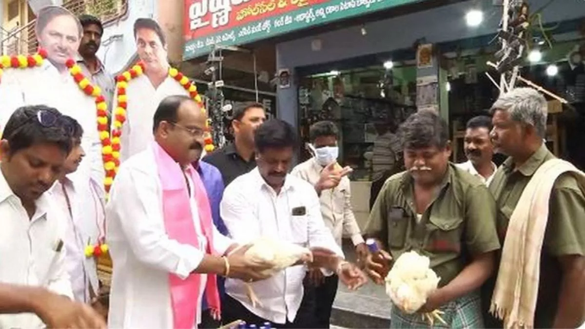 VIDEO: लांचिंग से पहले विवादों में घिरी KCR की राष्ट्रीय पार्टी, TRS नेता ने बांटी शराब की बोतलें और मुर्गा