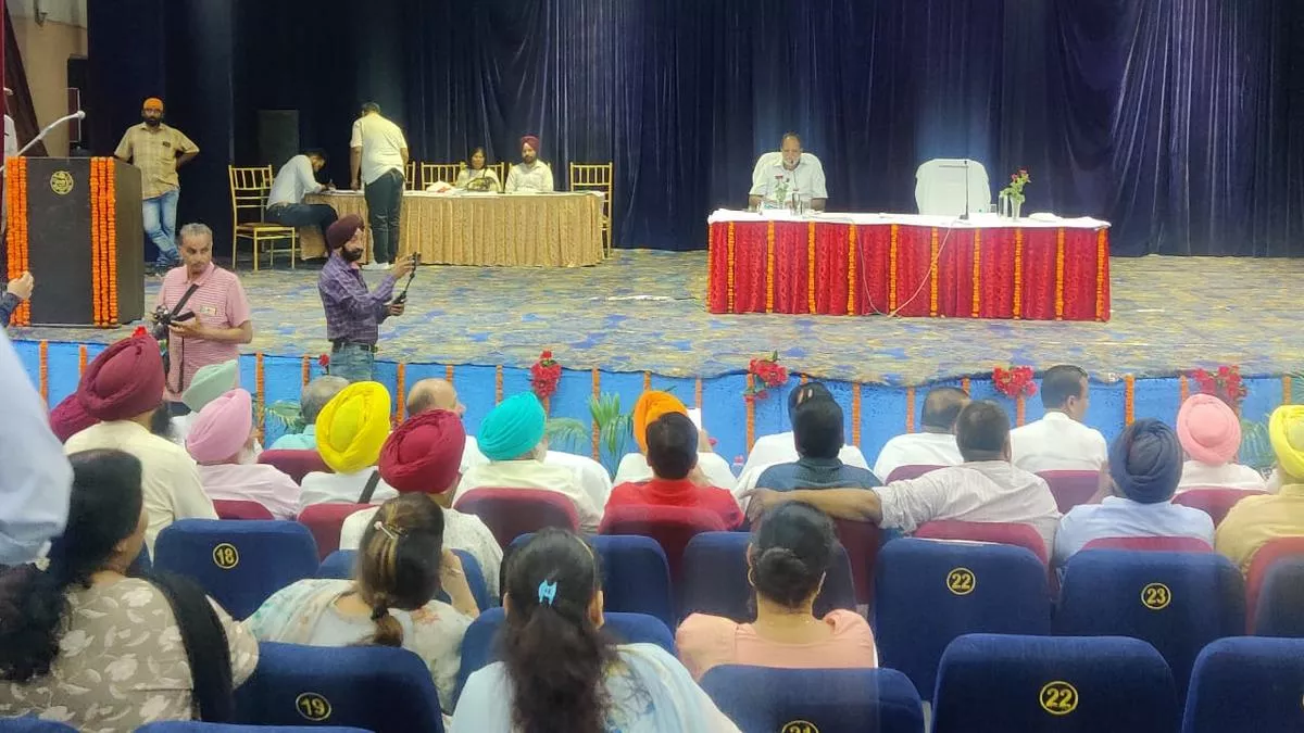 Ludhiana MC Meeting: नगर निगम की बैठक में कमिश्नर देरी से पहुंची, पार्षदाें ने किया जमकर हंगामा