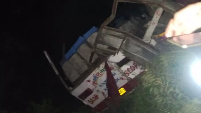 Uttarakhand News: पौड़ी के लैंसडौन के पास बरातियों की बस खाई में गिर गई।