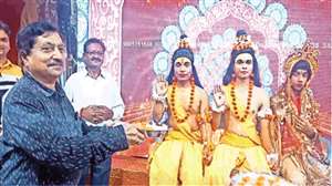 रामलीला में प्रभु श्रीराम के जीत का जश्न मनाता है मुस्लिम परिवार।