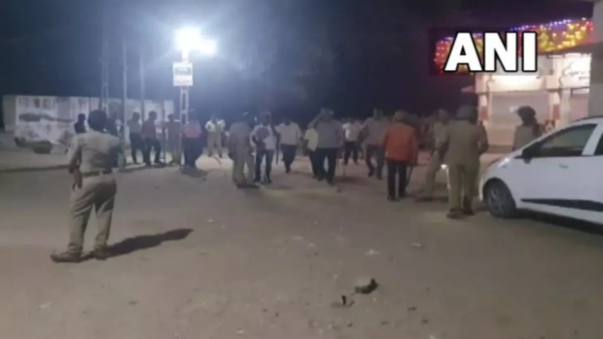 Gujarat News: खेड़ा में नवरात्र उत्‍सव के दौरान गरबा खेल रहे लोगों पर पथराव, छह घायल