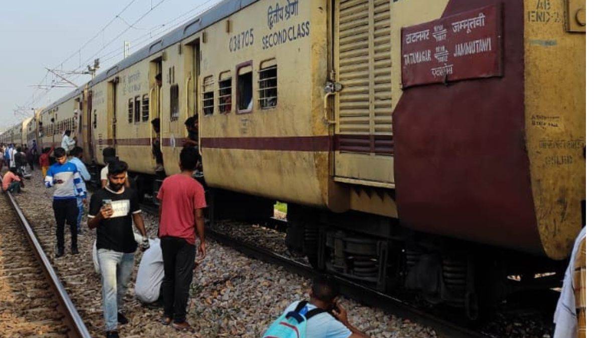 ट्रेन की बाेगी पटरी से उतरने के बाद बाहर निकले यात्री।