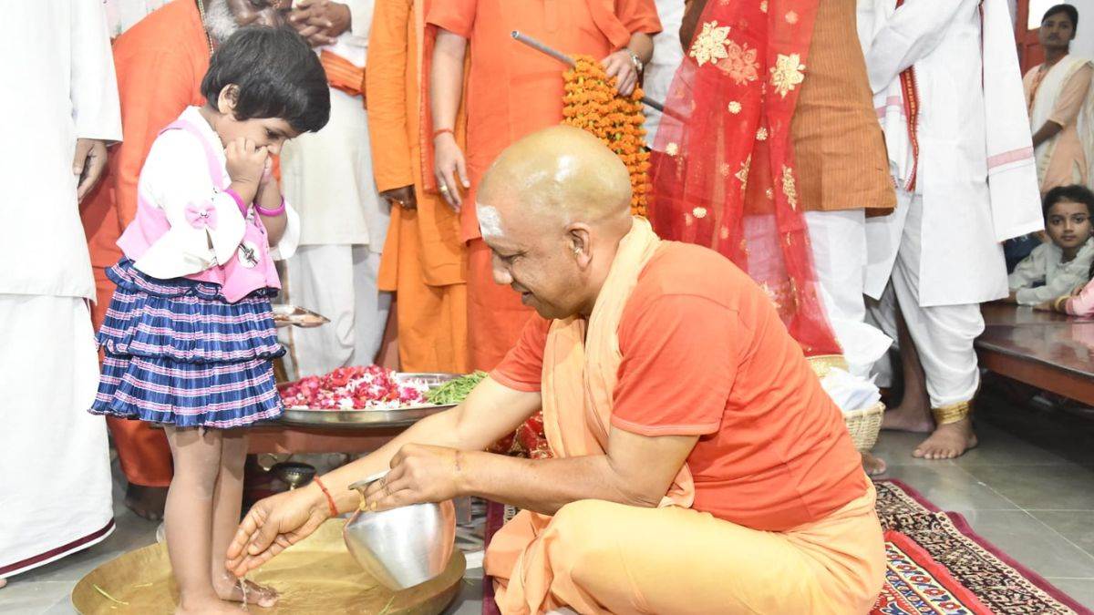 https://www.jagranimages.com/images/newimg/04102022/04_10_2022-yogi_kanya_pujan_23118097_101320735.jpg